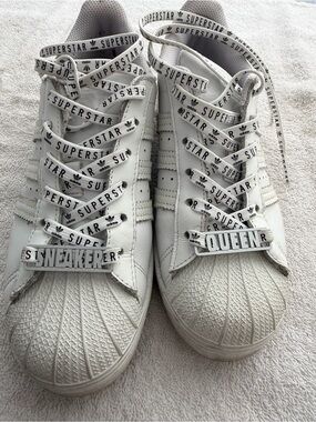 adidas White Women's Superstar Sneakers with Branded 'SUPERSTAR' Laces